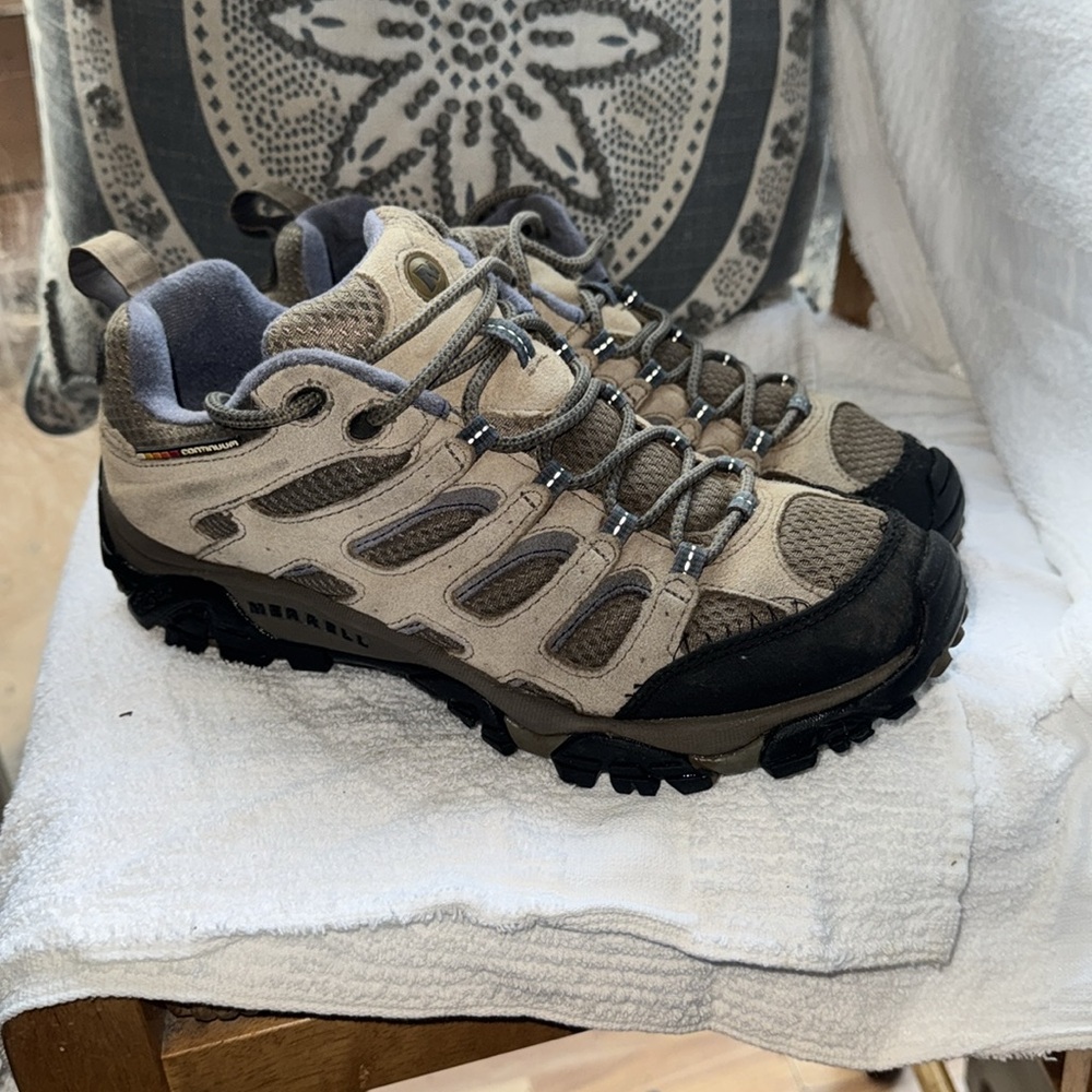 Merrell Women's Moab 2 Waterproof Hiking Shoes Size 9